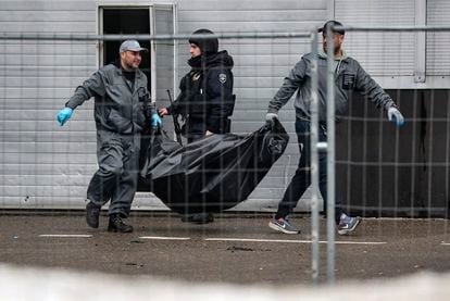 Personal traslada el cadáver de una víctima del ataque terrorista este sábado en el exterior de la sala de conciertos Crocus, en Krasnogorsk.