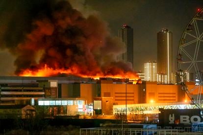 El Crocus City Hall arde en llamas tras el atentado de este viernes. 
