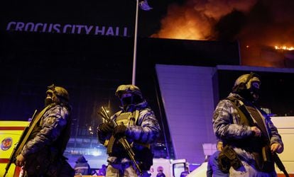 Fuerzas de seguridad rusas, a las puertas del Crocus City Hall, tras el atentado de este viernes. 