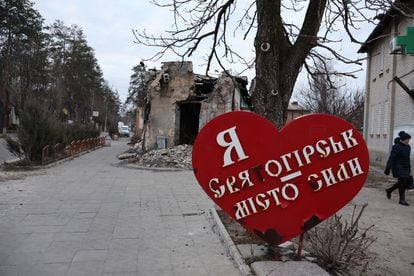 Calle principal de Sviatohirsk, parcialmente destruida, el pasado febrero.