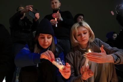 Varias personas encienden velas en memoria de las víctimas del ataque terrorista en Moscú, en el centro de Simferopol, en la Crimea controlada por Rusia, el viernes 22 de marzo de 2024. 